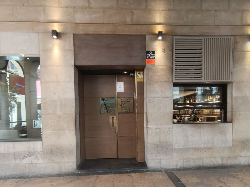 Fachada Café Noche Y Día Trasluz